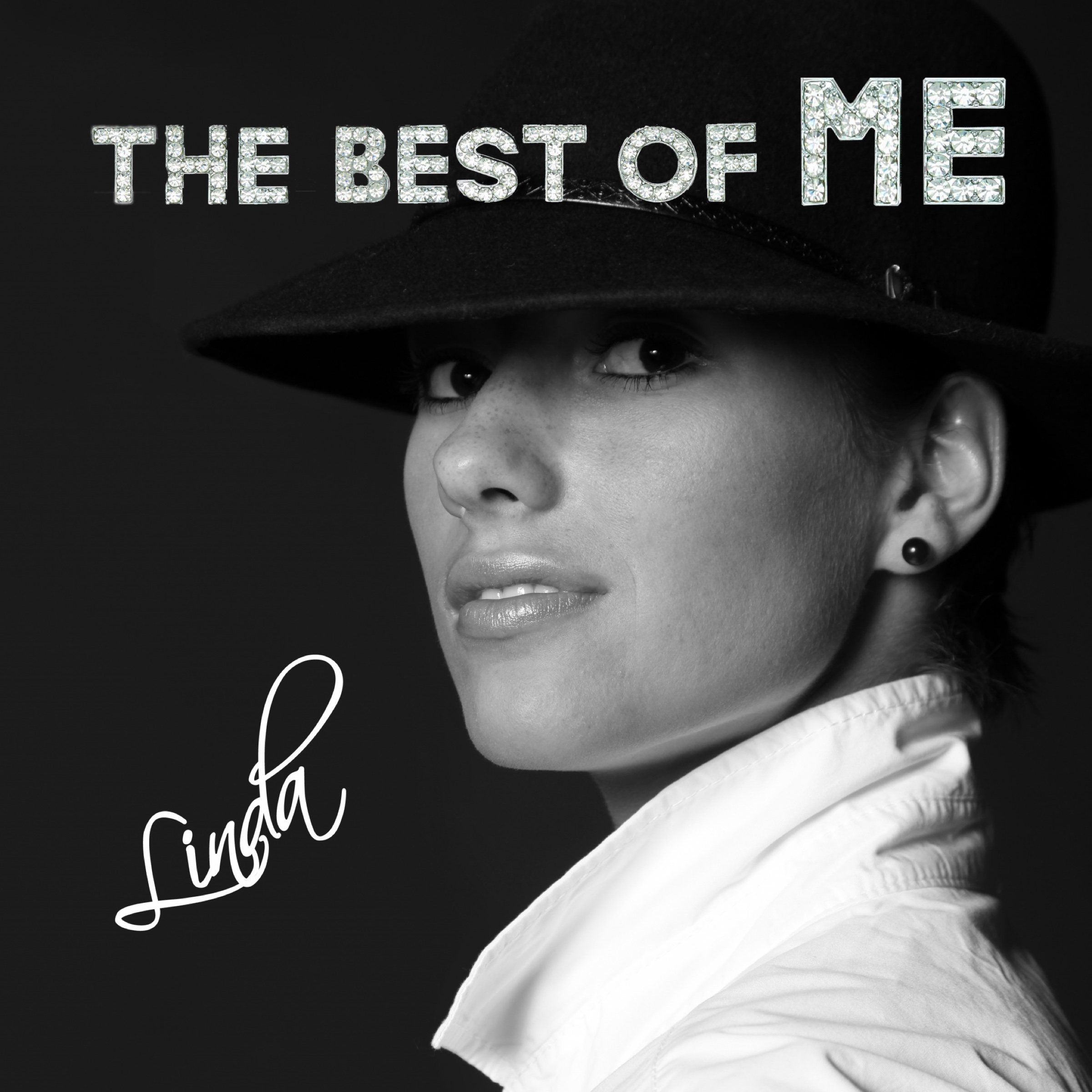 Schwarz-weißes Beauty-Porträt einer Frau mit Hut, Schriftzug „The Best of Me“